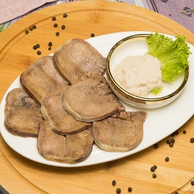 Отварной говяжий язык с хреном в Гурман студия по цене 450 ₽