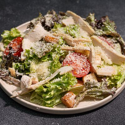 Салат Цезарь с курицей в 4 СЫРА по цене 580 ₽