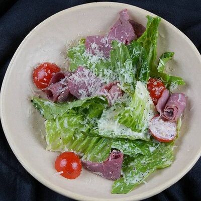 Салат с пастрами, хрустящими листьями и твердым сыром в Черная река по цене 570 ₽