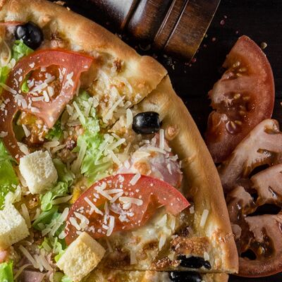 Пицца Цезарь в Кафе pizzburg по цене 670 ₽