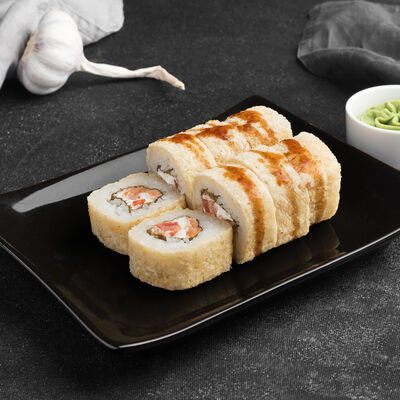 Ролл теплый с лососем в Vkus Land по цене 345 ₽