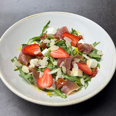 Салат с клубникой и хамоном в Брассерия 033 по цене 510 ₽