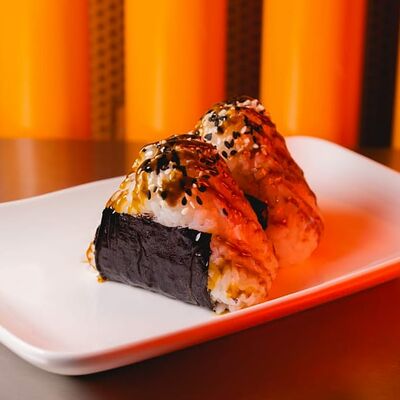 Онигири с лососем в Kurama Ramen по цене 380 ₽