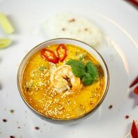Том Ям с морепродуктами в Подъезд Вино Еда
