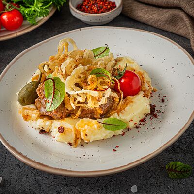 Говяжьи щёчки с картофельным пюрев Поляна по цене 780 ₽