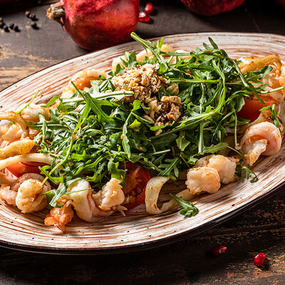 Тёплый салат с креветками и кальмаром в PRO.Хинкали by Novikov по цене 890 ₽