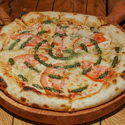 Пицца «Маргарита» 22 см в Rekki Pizza & Cocktail Bar по цене 980 ₽