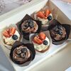 Капкейки ассорти со сливочным кремом и свежими ягодами в Marys Cakes по цене 2290
