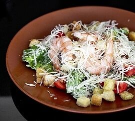 Салат Цезарь с креветкой в Суши Стар по цене 624 ₽