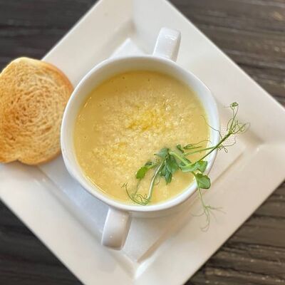 Суп-крем из цветной капусты, овощей с сыром и гренкой в Длинный нос по цене 200 ₽