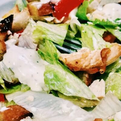 Салат Цезарь в Вкус огня по цене 520 ₽