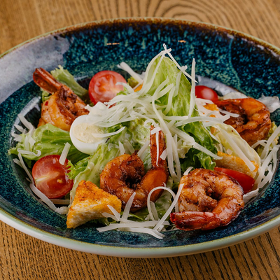 Салат Цезарь с креветками в Кубанские пивоварни по цене 590 ₽