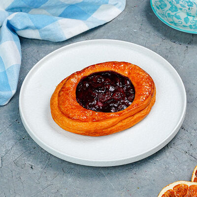 Слойка с вишней и заварным кремом в Магбургер & Братья Караваевы по цене 170