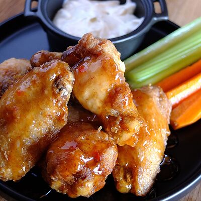 Крылья куриные в соусе сладкий чилив Смоки-паб Станция по цене 580 ₽