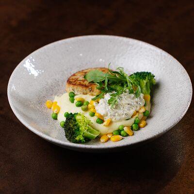 Котлеты из щуки с толчёным картофелем и сезонными овощамив Doge по цене 690 ₽