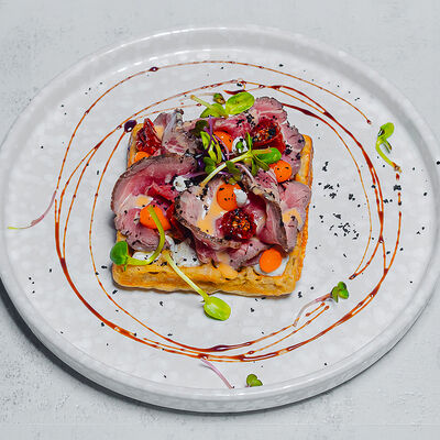 Вафля с вителло, трюфельным крем-чизом и устричным соусом в Bocconcino по цене 1070 ₽