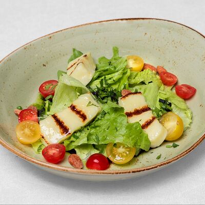 Летний овощной салат с сыром халуми в Пилзнер по цене 820 ₽