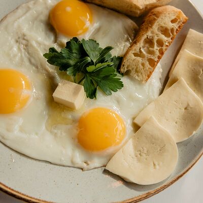 Яичница с сыром сулугуни в Мацони по цене 240