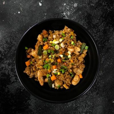 Жареный рис с курицей и яйцом в MeiWei китайское корейское кафе по цене 599 ₽