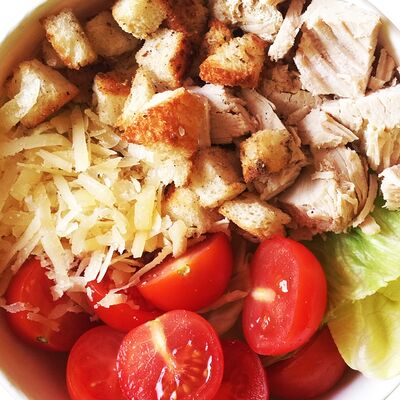 Салат Цезарь в Papa`s pizza по цене 325 ₽