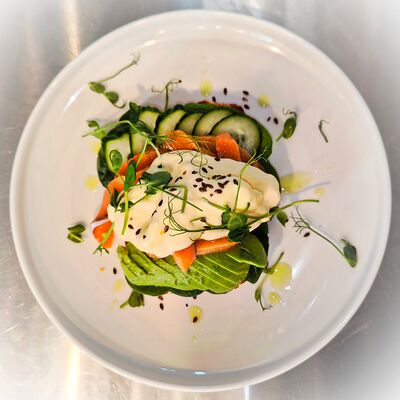 Ремесленный тост Тартин с лососем, яйцом пашот, шпинатом и крем-чизом в Панеттоле по цене 605 ₽