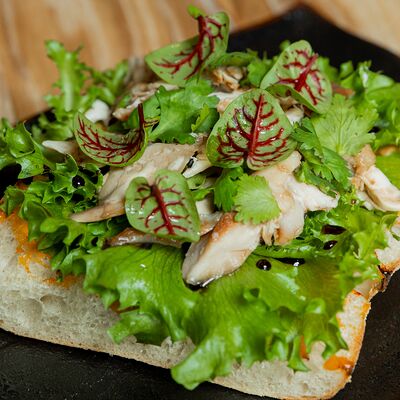 Брускетта с рваным цыпленком в Йохан-Пивохан по цене 490 ₽