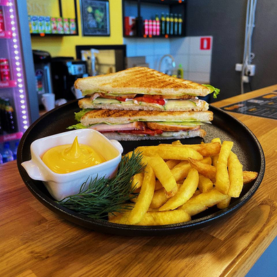 Комбо 5 - Сэндвич(Я), картофель фри, соус в Съедим всё по цене 500 ₽