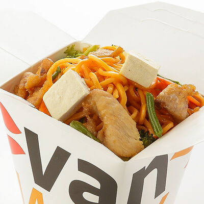 Яичная лапша с куриной грудкой и сыром тофу в Vanwok по цене 545 ₽