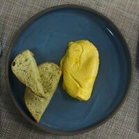 Скрэмбл 2 яйца в Кафе Май