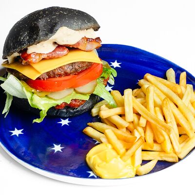 Черный бургер с бекономв MEZE fastfood & grill restaurant по цене 846 ₽