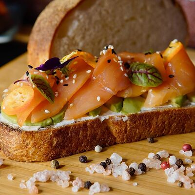 Брускетта с лососем в Игристо по цене 790 ₽