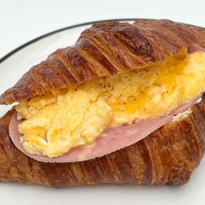 Круассан с ветчиной, скрэмблом и зеленью в Цех Croissant по цене 460 ₽