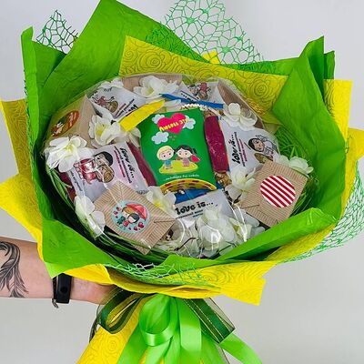 Букет Love is из слитного кофев Дарите красиво по цене 4199 ₽