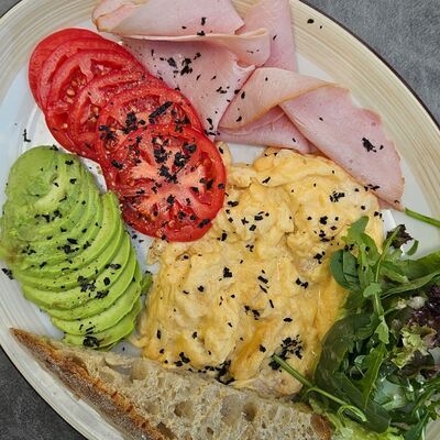 Скрембл, томаты, авокадо, микс-салат, ремесленный хлеб в Time to Coffee по цене 820 ₽