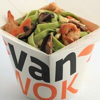 Шпинатная лапша вок с куриной грудкой и шиитаке в соусе в Vanwok