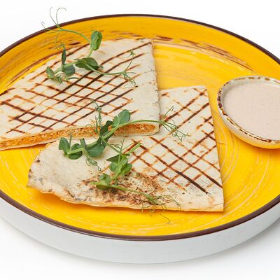 Кесадилья с копченым сыромв Chillis Bar по цене 500 ₽