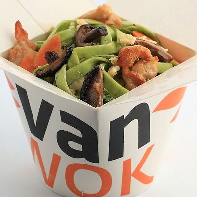 Шпинатная лапша с куриной грудкой и шиитаке в Vanwok по цене 526 ₽