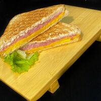 Сэндвич с ветчиной и сыром в Пицца тот