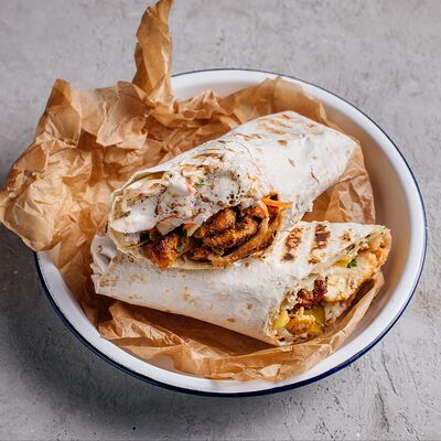 Шварма в лафе с кебабом из ягненка и йогуртово-чесночным соусом в Easy Hummus по цене 620 ₽