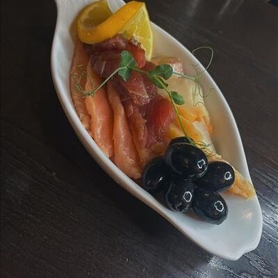 Рыбная тарелка-слабосоленая семга, копченая масляная рыба в Генрих и Генриетта по цене 590 ₽