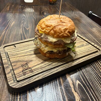 Бургер Моя девушка не голоднаяв Бардак Бар по цене 1180 ₽