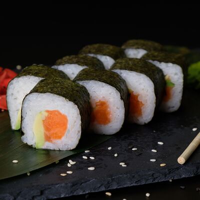 Футомаки лосось и авокадо в Caviar Rolls по цене 624 ₽