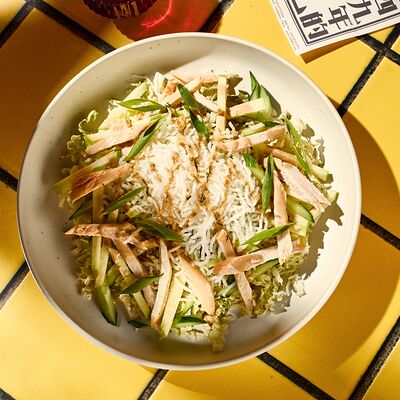 Салат с цыпленком и жареной фунчозой в Bao по цене 415 ₽