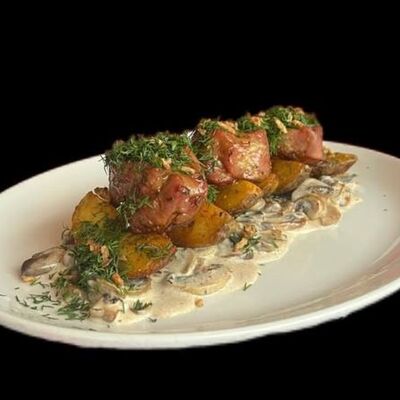 Медальоны из свинины с грибным соусом в Red Klen по цене 37 р.