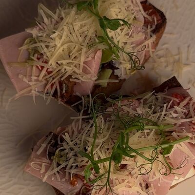 Брускетта с прошутто и вялеными томатами в Сицилия бедда по цене 850 ₽