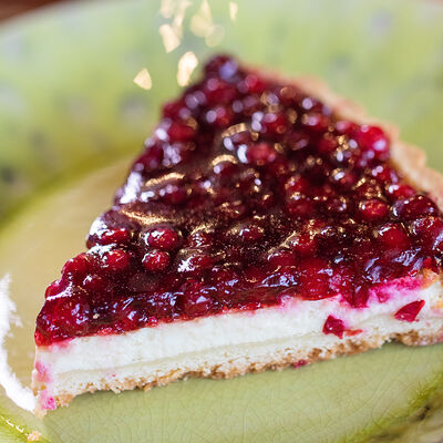 Тарт творожно-брусничный в Поль Бейкери по цене 308 ₽