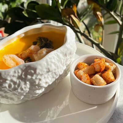 Крем-суп тыквенный с креветками в Moyo по цене 485 ₽