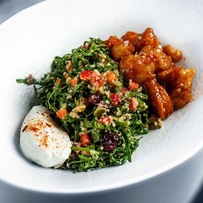 Табуле с хрустящими креветками BBQ, клубникой и вяленой клюквой, кускусом и йогуртом в Sadko по цене 748 ₽