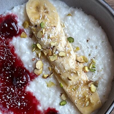 Рисовая каша на кокосовом молоке с вишневым вареньем, бананом и фисташками в Savoiardi по цене 384 ₽