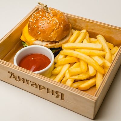 Мини-бургер с курицей, фри и кетчупом в Ангария по цене 527 ₽